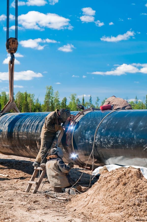 Pipeline welders at work